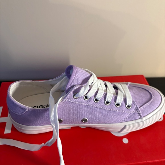 This is a pair of SwingDish Spikeless Lilac Canvas Traveler Shoes Size 8 - Picture 5 of 6